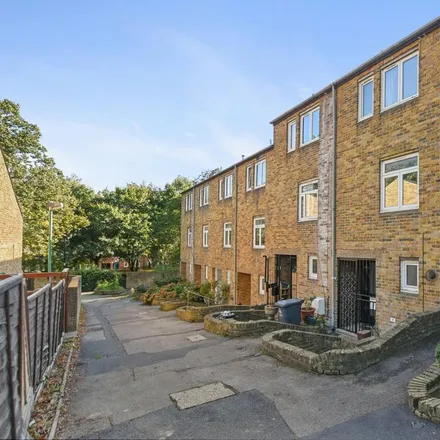 Rent this 4 bed house on 58 Cardinals Way in London, N19 3UY