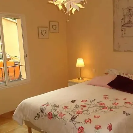 Rent this 3 bed house on Cavaillon in Place de la Gare, 84300 Cavaillon