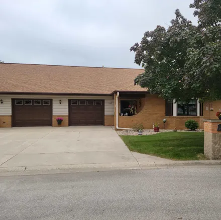 Buy this 2 bed condo on 997 Briarcliff Circle in Mason City, IA 50401
