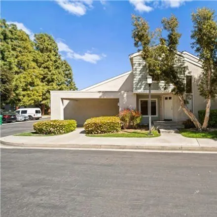 Image 2 - 471-479 Deerfield Avenue, Irvine, CA 92606, USA - Condo for sale