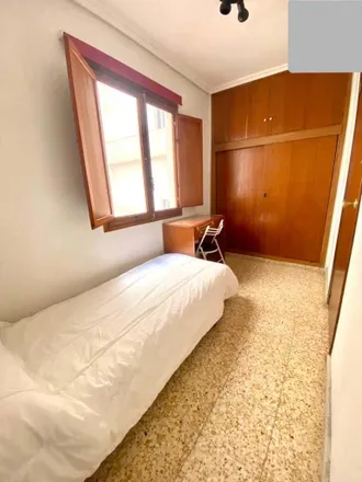 Rent this 5 bed room on Institut d'Educació Secundària Juan Bautista Porcar in Calle Herrero, 12005 Castelló de la Plana