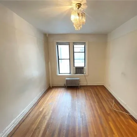 Image 2 - 3105 Brighton 3rd Street, New York, NY 11235, USA - Apartment for sale