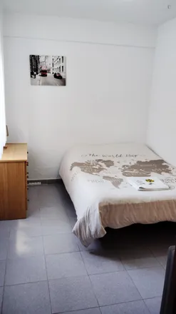Rent this 3 bed room on Blanco y Negro in Calle de Carlos Domingo, 28047 Madrid