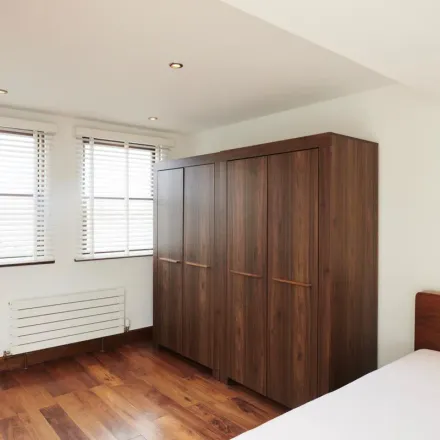 Rent this 3 bed apartment on Davis Road in London, W3 7SH