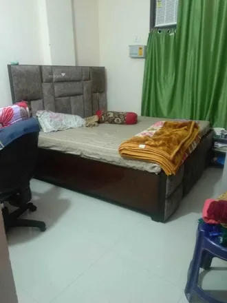 Image 1 - Netaji Subhash Place (Red Line), Mahatma Gandhi Road, Shalimar Bagh, - 110035, Delhi, India - Apartment for sale