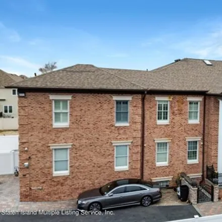 Buy this 6 bed house on 652 Huguenot Avenue in New York, NY 10312