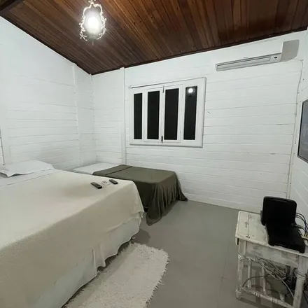 Rent this 7 bed house on Sergipe in Rua Capitão Edvaldo Lima Santos, Coroa do Meio
