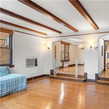 Image 2 - 2214 Morgan Avenue, New York, NY 10469, USA - House for sale