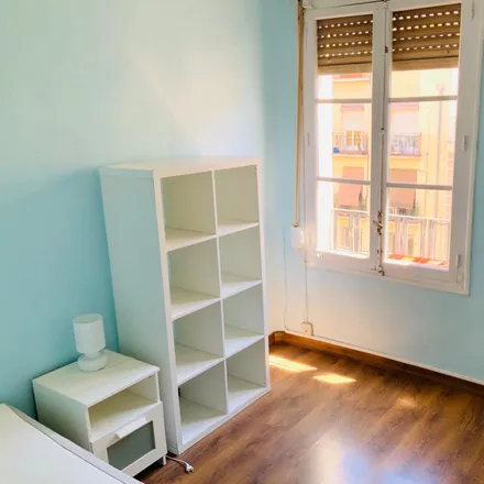Rent this 4 bed room on Madrid in Calle de Vallehermoso, 75