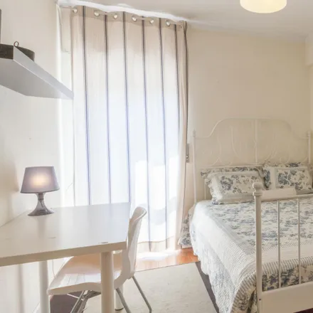 Rent this 3 bed room on CESAP / ESAP Campus in Rua dos Navegantes 51, 4000-358 Porto