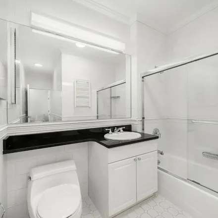 Image 3 - The Saville, East 77th Street, New York, NY 10021, USA - Apartment for rent