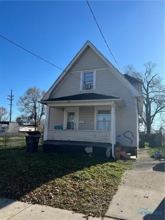 Buy this 2 bed house on 1741 Oakwood Avenue in Toledo, OH 43607