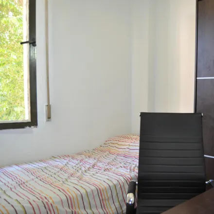 Rent this 4 bed room on Madrid in Calle de Félix Rodríguez de la Fuente, 35