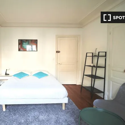 Rent this 4 bed room on 16 Boulevard Exelmans in 75016 Paris, France