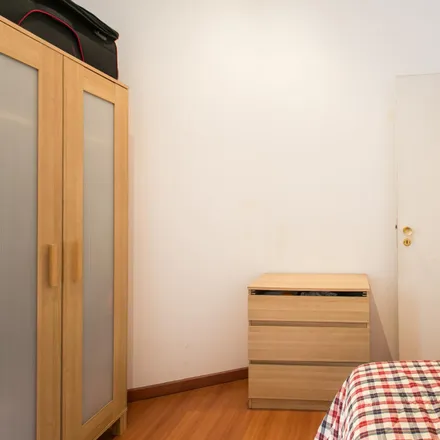 Rent this 3 bed room on Construção Civil José João e José Santos in Rua General Taborda, 1070-283 Lisbon