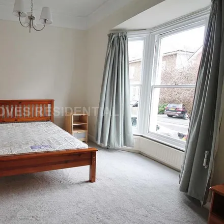 Image 2 - 53 Acacia Grove, London, KT3 3BP, United Kingdom - House for rent