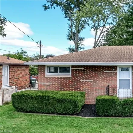 Buy this 3 bed house on 3125 Norwood Street in Cuyahoga Falls, OH 44221