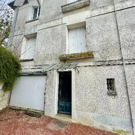 Image 2 - 3 bis Place Saint-Louis, 41000 Blois, France - Apartment for rent