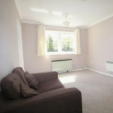 Image 6 - Eaton Avenue, High Wycombe, HP12 3BP, United Kingdom - Apartment for rent