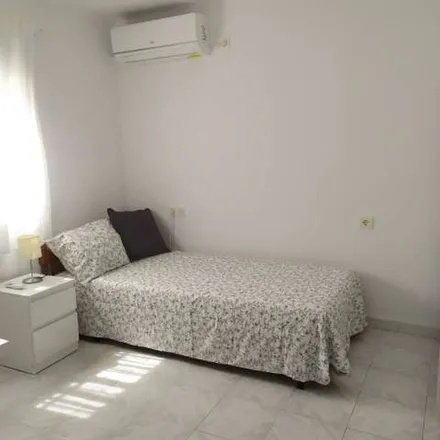 Image 3 - Avenida Doctor Fedriani, 16, 41009 Seville, Spain - Apartment for rent