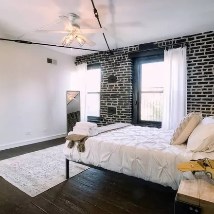 Rent this 3 bed apartment on Chicago
