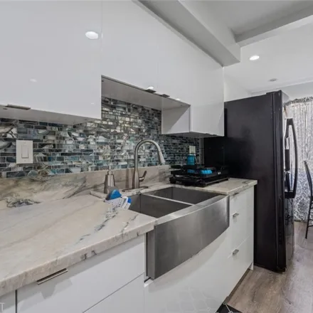 Image 4 - 13825 Beaver Street, Los Angeles, CA 91342, USA - Condo for sale