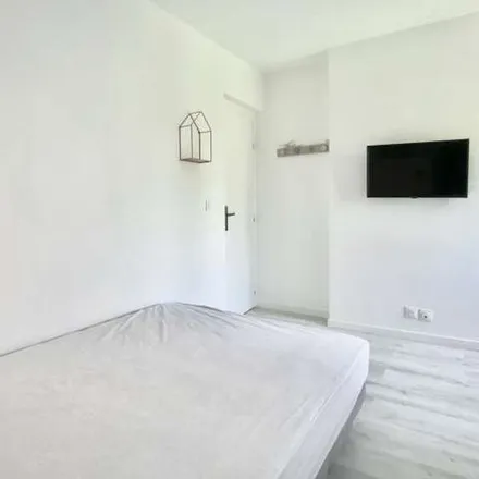 Rent this 11 bed apartment on 7 Rue du Petit Bois in 94000 Créteil, France