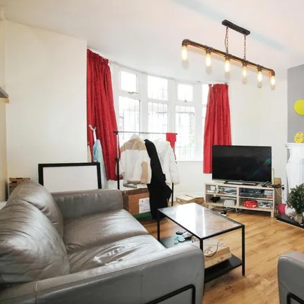 Rent this 6 bed duplex on Greyshiels Avenue in Leeds, LS6 3EJ