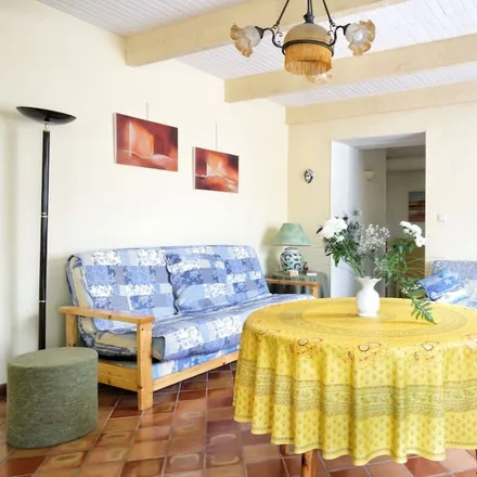 Rent this 3 bed house on 84750 Saint-Martin-de-Castillon