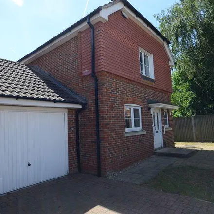 Rent this 3 bed duplex on Maytree Walk in Reading, RG4 6LZ
