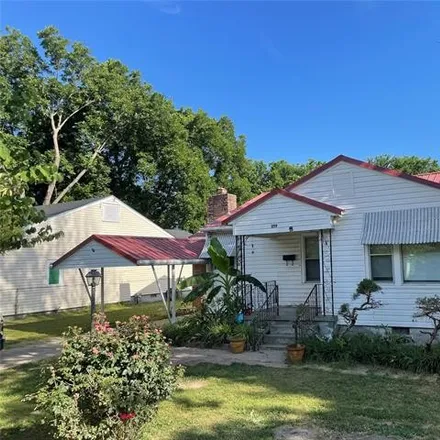 Buy this 2 bed house on 2119 Hayes Street in Muskogee, OK 74403