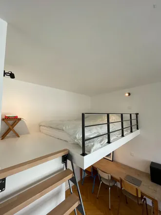 Rent this studio apartment on Chaussée de Waterloo - Waterloose Steenweg 496C in 1050 Ixelles - Elsene, Belgium