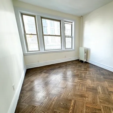 Image 6 - 580 Grand Street, New York, NY 11206, USA - House for rent