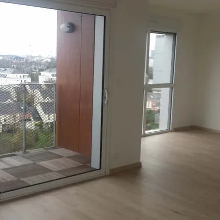Rent this 3 bed apartment on Centre commercial Le Churchill in Rue de Bourgogne, 35043 Rennes