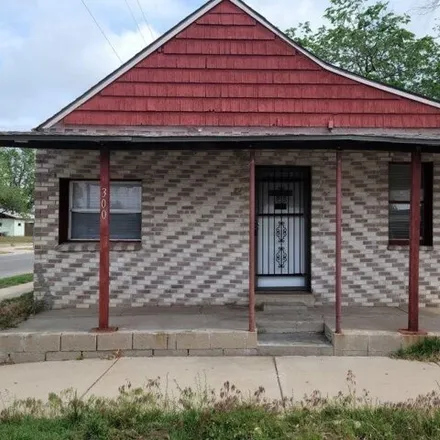 Buy this 2 bed house on 762 South Maple Street in Hutchinson, KS 67501