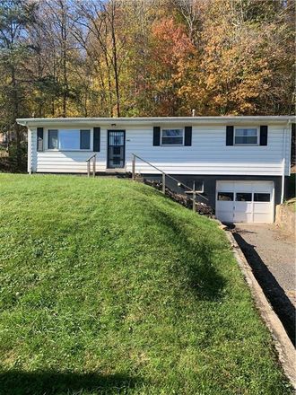 Rent this 3 bed house on Grandview Dr in Saint Albans, WV