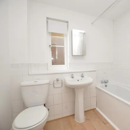 Image 7 - Stanley Rise, Chelmsford, CM2 6PL, United Kingdom - Apartment for rent