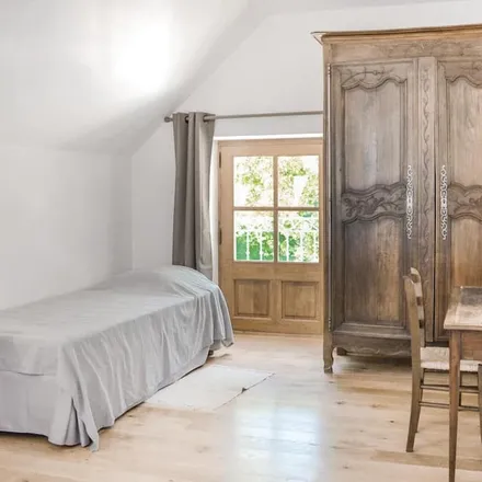 Rent this 2 bed house on Rue de la Varenne in 37500 Cravant-les-Côteaux, France