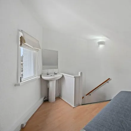 Image 5 - Battersea Park Station, Queenstown Road, London, SW8 4LH, United Kingdom - House for rent