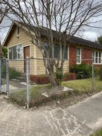 Rent this 4 bed house on 402 E 33rd St in Houston, Texas