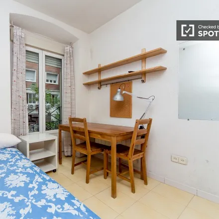 Rent this 3 bed room on Madrid in Zacatrus!, Calle de Fernández de los Ríos