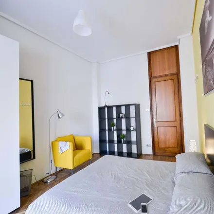 Rent this 3 bed room on Via Giacomo Bove in 3 scala A, 10129 Turin Torino