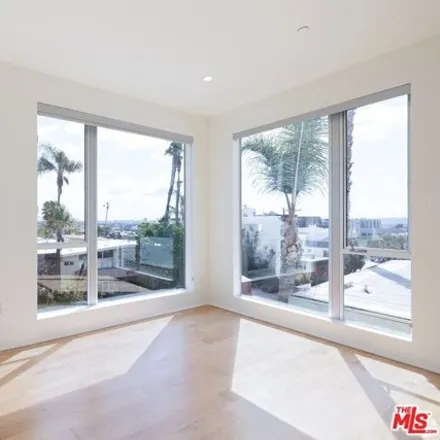 Image 6 - 935 N San Vicente Blvd Unit 4, West Hollywood, California, 90069 - Condo for rent