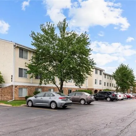 Buy this 1 bed condo on 946 Guelbreth Lane in Creve Coeur, MO 63141