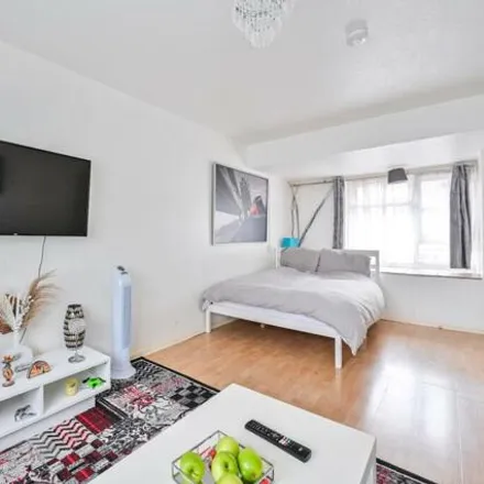 Buy this 1 bed apartment on Willow Walk in London, SE1 5SU