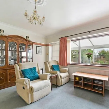 Image 4 - 17 Waterer Gardens, Burgh Heath, KT20 5PB, United Kingdom - House for sale