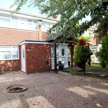 Buy this 3 bed townhouse on Brickly Road in Luton, LU4 9EF