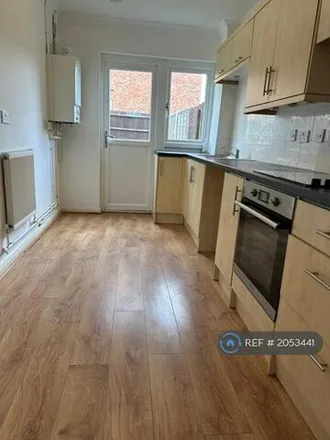 Rent this 3 bed townhouse on Rye Field in London, BR5 4PA