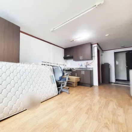 Rent this studio apartment on 서울특별시 송파구 석촌동 265-5