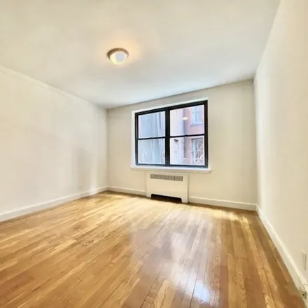 Image 4 - 8 East 48th Street, New York, NY 10017, USA - Condo for rent